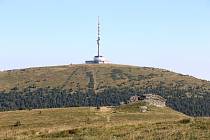 Petrovy kameny, v pozadí vysílač na hoře Praděd.