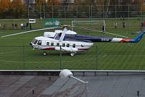 Prezidentský vrtulník na fotbalovém hřišti v Jeseníku