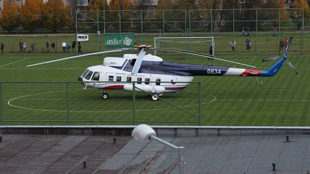 Prezidentský vrtulník na fotbalovém hřišti v Jeseníku
