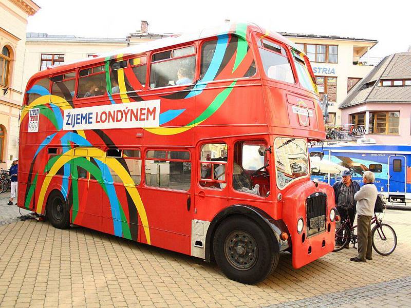 Legendární londýnský doubledecker, který zve na olympiádu do Londýna, dorazil také do Šumperku