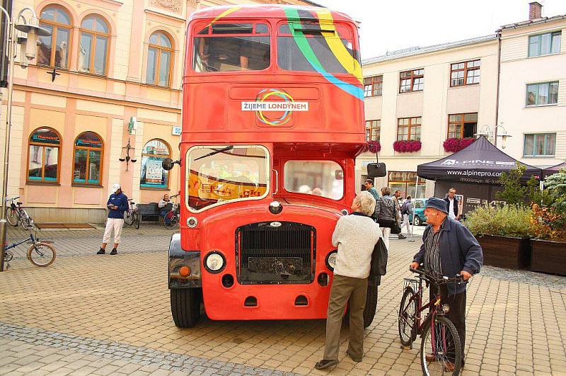 Legendární londýnský doubledecker, který zve na olympiádu do Londýna, dorazil také do Šumperku