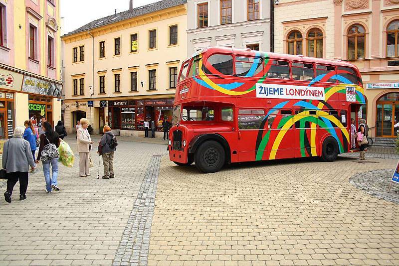 Legendární londýnský doubledecker, který zve na olympiádu do Londýna, dorazil také do Šumperku