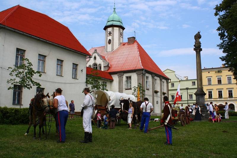 Vojáci v rakouských a pruských uniformách se ve čtvrtek 26. července vydali na pěší pochod z Javorníku do Nysy.