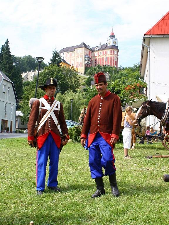 Vojáci v rakouských a pruských uniformách se ve čtvrtek 26. července vydali na pěší pochod z Javorníku do Nysy.