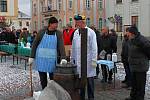 Členové Cechu přátel pátého ročního období v Mohelnici připravili na stříbrnou adventní neděli tradiční zabíjačku.