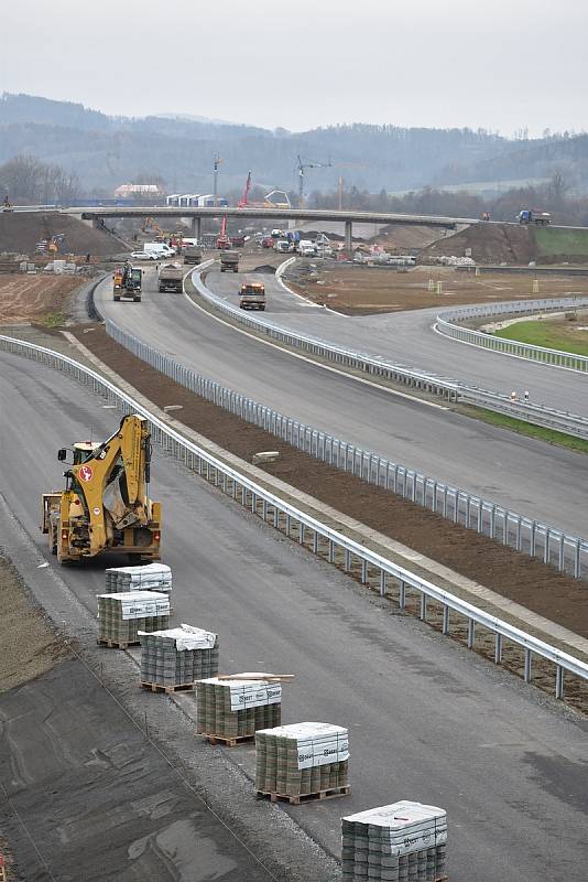 Výstavba soustavy křižovatek u Postřelmova.