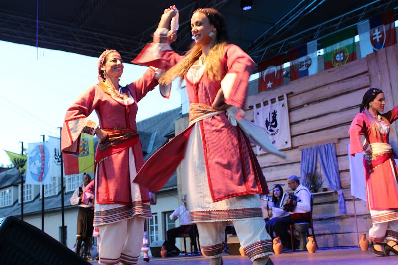 V pátek a v sobotu se na hlavních pořadech Mezinárodního folklorního festivalu v Šumperku představily postupně dvě desítky souborů. Mezi nimi byl i soubor z Kypru.