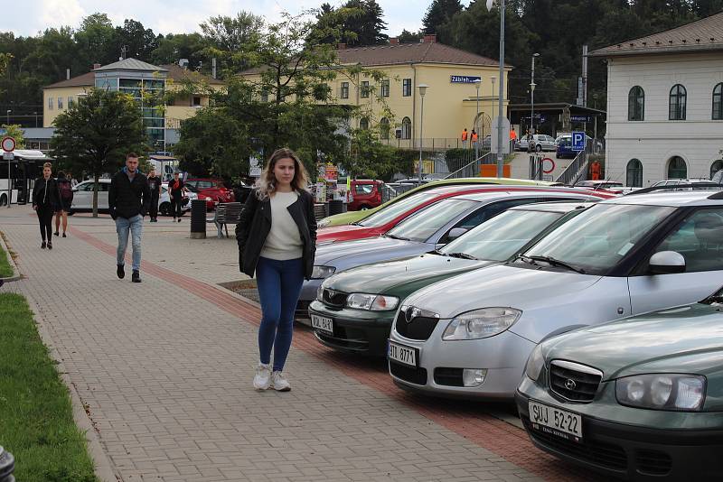 U zábřežského nádraží se nachází dvě parkoviště. Kapacitně však zdaleka nestačí.