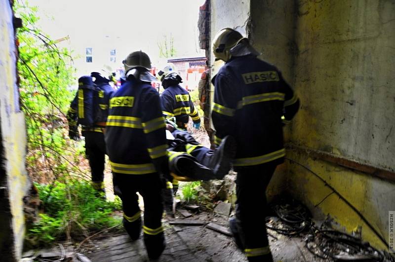 Rozsáhlé taktické cvičení podnikli v pondělí 6. května zábřežští a šumperští hasiči. V areálu zábřežské Perly si prověřili, jak rychle jsou schopni najít zavalené osoby.