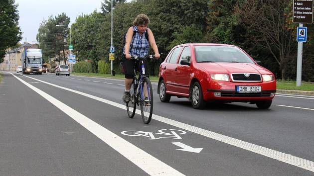 Hlavní silnici mezi Šumperkem a Rapotínem lemují pruhy pro cyklisty.