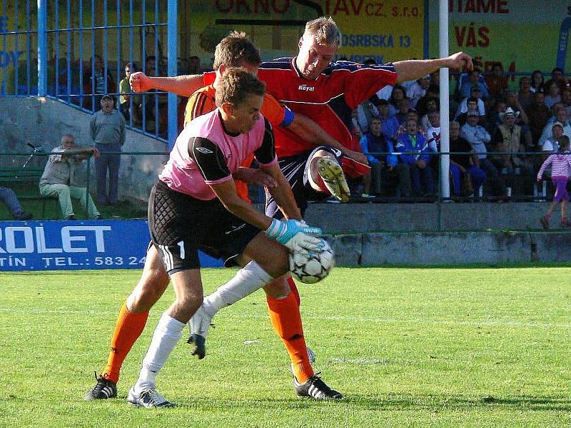 Losinští fotbalisté (oranžové dresy) porazili Mikulovice