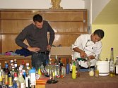 Kamil Hégr (vlevo), který připravoval mexické studenty na barmanskou soutěž, dohlíží na Daniela při přípravě soutěžního drinku. 