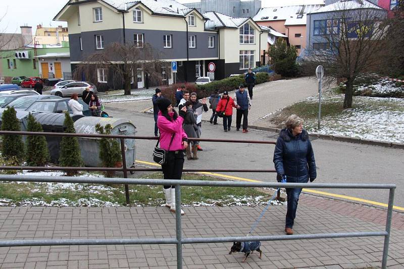 Centrum Zábřehu uzavřeli, muž na střeše začal na ulici házet kameny 