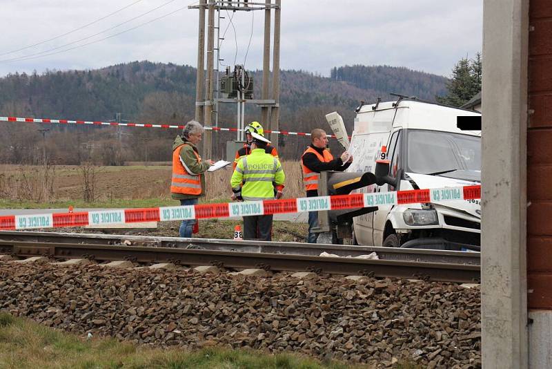 Srážka dodávky se spěšným vlakem na přejezdu v Postřelmove