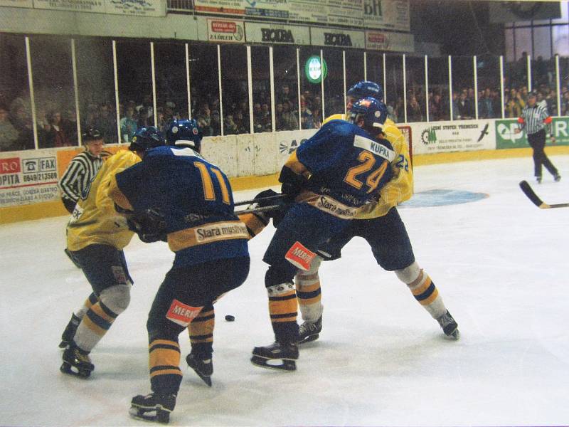 Tuhý boj o puk v památném zápase o postup v sezóně 1998/1999. Zdroj: Archiv Fan club HC Papíroví draci