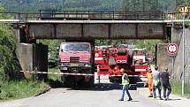 Nehoda nákladního vozu, který narazil korbou do železničního mostu v Rudě nad Moravou.