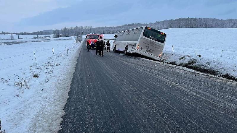 Havárie autobusu na silnici mezi Vápennou a Žulovou na Jesenicku. 7. ledna 2021