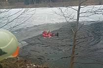 Sobotínští dobrovolní hasiči zachránili tonoucímu muži i jeho osobní věci, pro které se vydali do ledové vody.