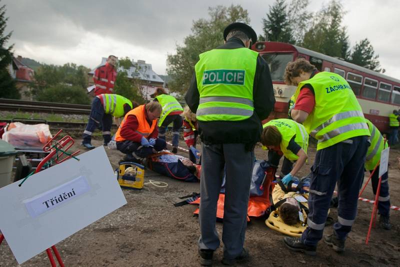 Simulovaná dopravní nehoda dodávky a osobního vlaku na železničním přejezdu v Jeseníku.