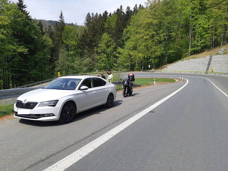 Motorkáři a policisté na Červenohorském sedle