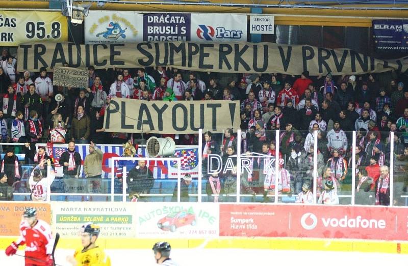 Olomoučtí fans během zápasu v Šumperku.