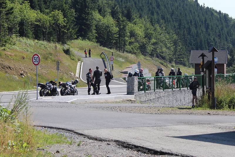 Motorkáři na silnici v okolí Červenohorského sedla