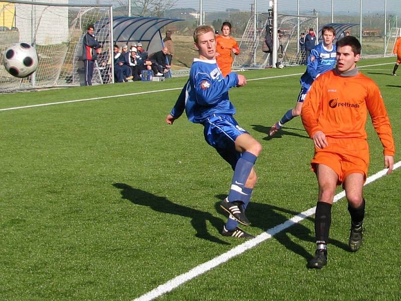 Mohelničtí fotbalisté (oranžové dresy) opět prohráli (ilustrační foto)