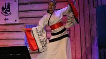 V pátek a v sobotu se na hlavních pořadech Mezinárodního folklorního festivalu v Šumperku představily postupně dvě desítky souborů. Mezi nimi byl i soubor z čínské Šanghaje.