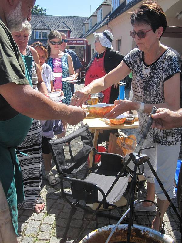 Hudebníci si v Šumperku rozdali souboj s veřejností. U roztančených kotlíků si v rámci Mezinárodního folklorního festivalu poměřili síly  ve vaření guláše.