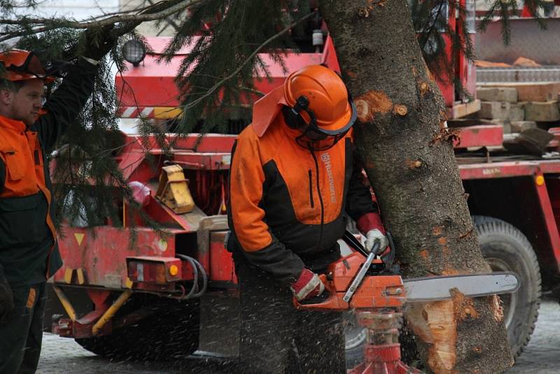 Transport vánočního stromu na náměstí Míru v Šumperku.