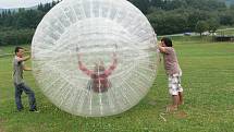 Letní turistická atrakce zorbing funguje na Ramzové od roku 2009