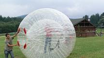 Letní turistická atrakce zorbing funguje na Ramzové od roku 2009