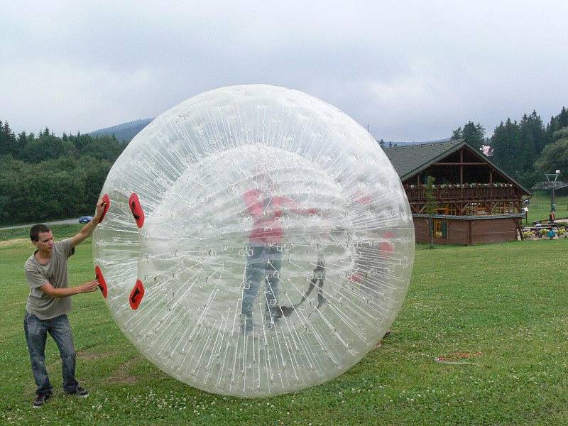 Letní turistická atrakce zorbing funguje na Ramzové od roku 2009