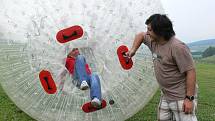 Letní turistická atrakce zorbing funguje na Ramzové od roku 2009