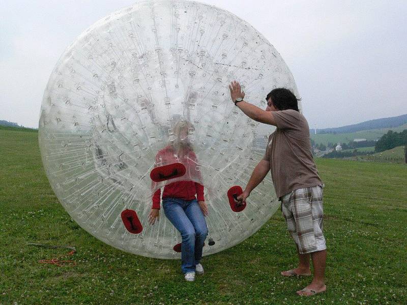 Letní turistická atrakce zorbing funguje na Ramzové od roku 2009