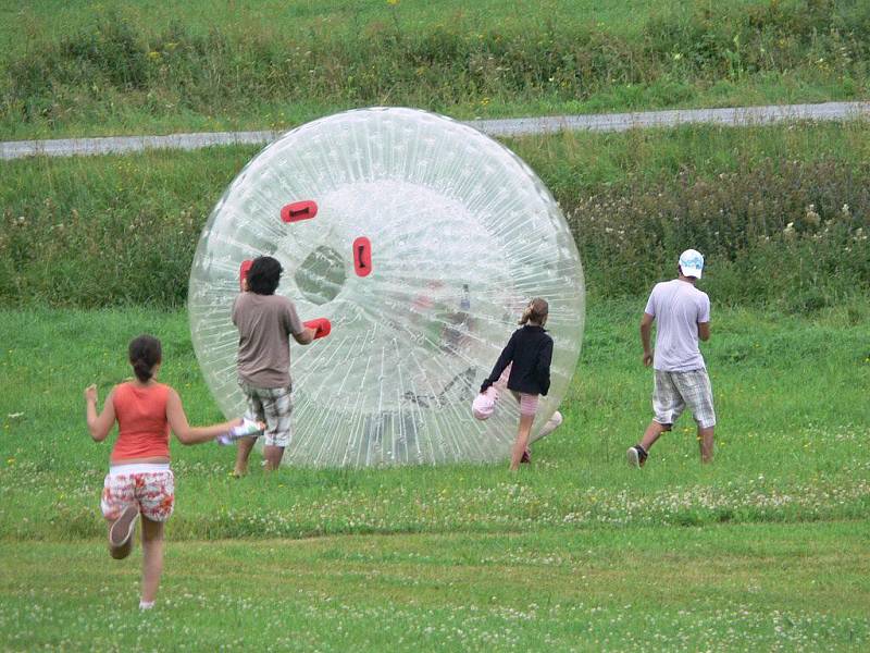 Letní turistická atrakce zorbing funguje na Ramzové od roku 2009