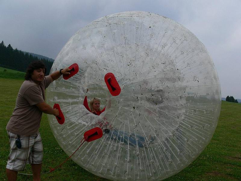 Letní turistická atrakce zorbing funguje na Ramzové od roku 2009