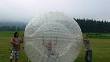 Letní turistická atrakce zorbing funguje na Ramzové od roku 2009