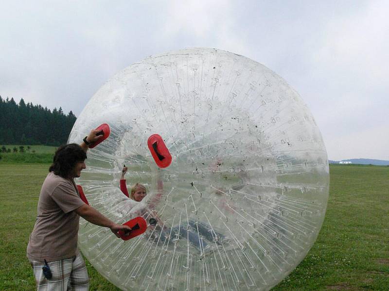 Letní turistická atrakce zorbing funguje na Ramzové od roku 2009