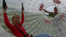 Letní turistická atrakce zorbing funguje na Ramzové od roku 2009