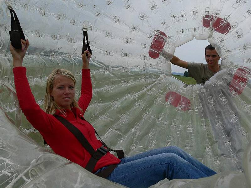 Letní turistická atrakce zorbing funguje na Ramzové od roku 2009