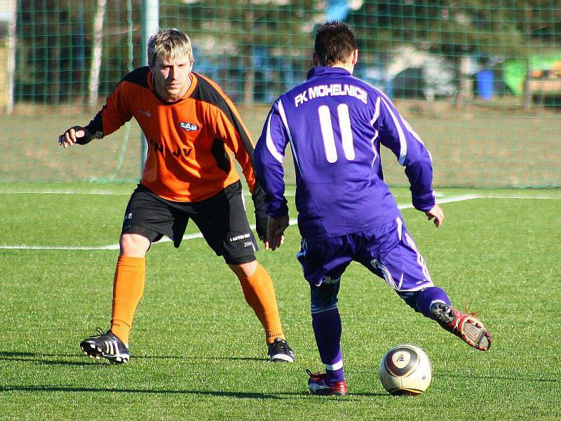 Snímky z přípravného utkání fotbalistů Mohelnice (modré dresy) se Šumperkem