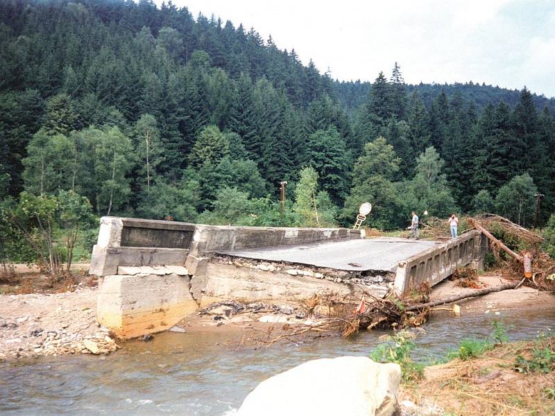 Na snímku z července 1997 je kamenný most, po němž tehdy vedla silnice mezi Jindřichovem a Brannou. 