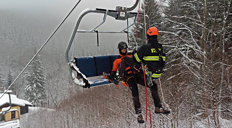 Šumperští profesionální hasiči cvičili záchranu z lanovky ve Ski areálu Přemyslov. Leden 2021