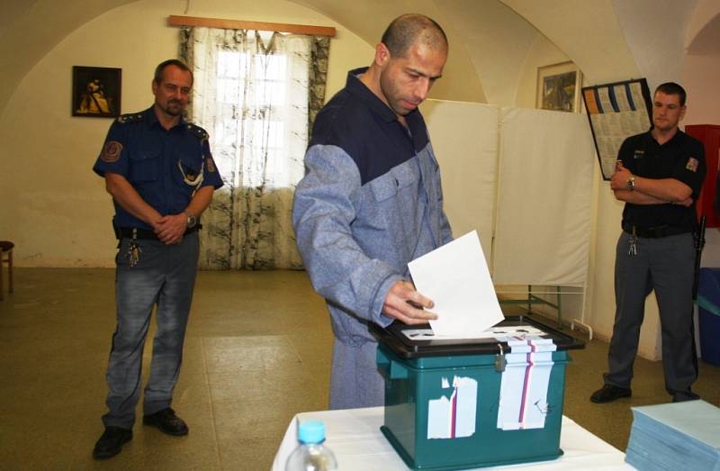 V jednom z nejpřísnějších vězení v České republice na Mírově odevzdalo v pátek svůj hlas devět desítek odsouzených. Mnozí z nich přišli volit, přestože si novou vládu na svobodě neužijí.