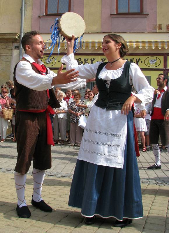 Mezinárodní folklorní festival v Šumperku vyvrcholil v sobotu 20. srpna dopoledne přehlídkou Roztančená ulice.