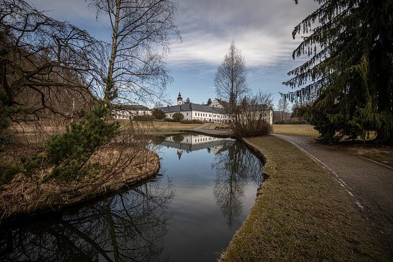 Zámek a zámecký park ve Velkých Losinách, 30. března 2021.