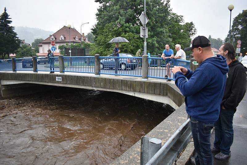 Rozvodněná řeka Bělá v neděli 18. července v Jeseníku.