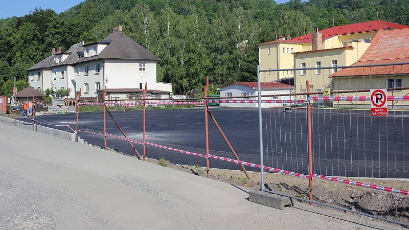 Nově budované hřiště Gymnázia Jeseník, stav k 5. červnu 2019.