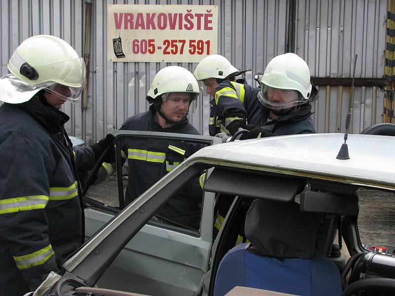 Hašiči během cvičení na šumperském vrakovišti